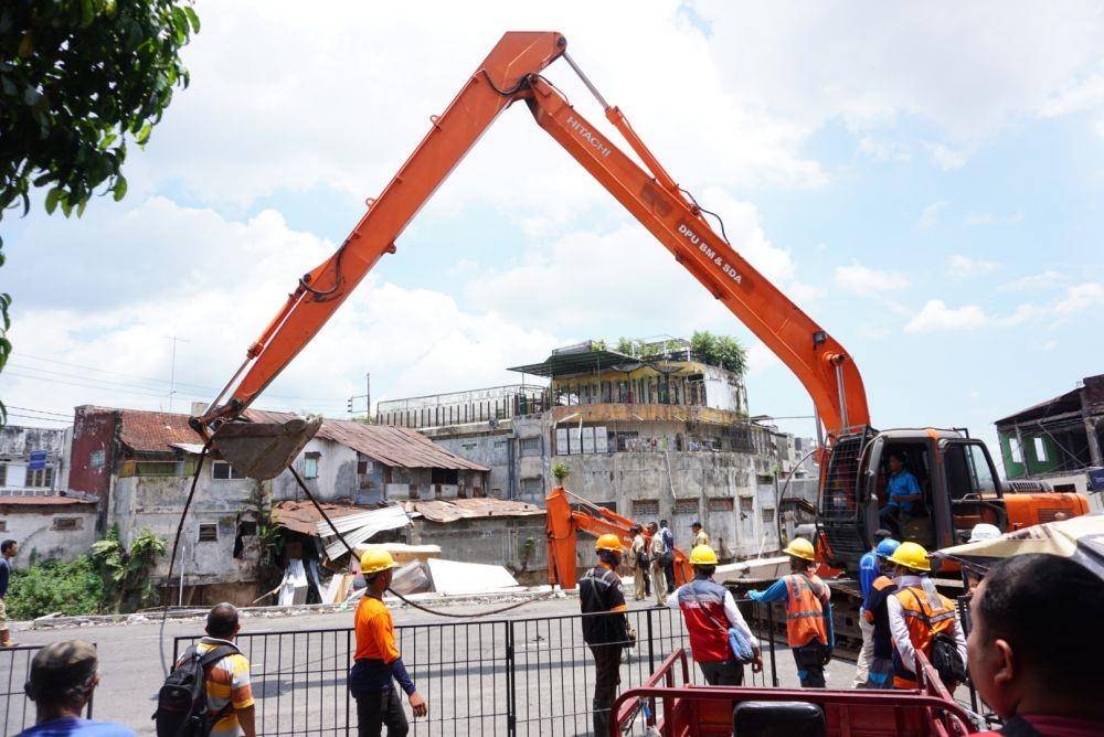 Dua alat berat telah diturunkan di lokasi longsor untuk melakukan normalisasi sungai yang tertumpuk material ruko. IDN Times/Mohamad Ulil Albab
