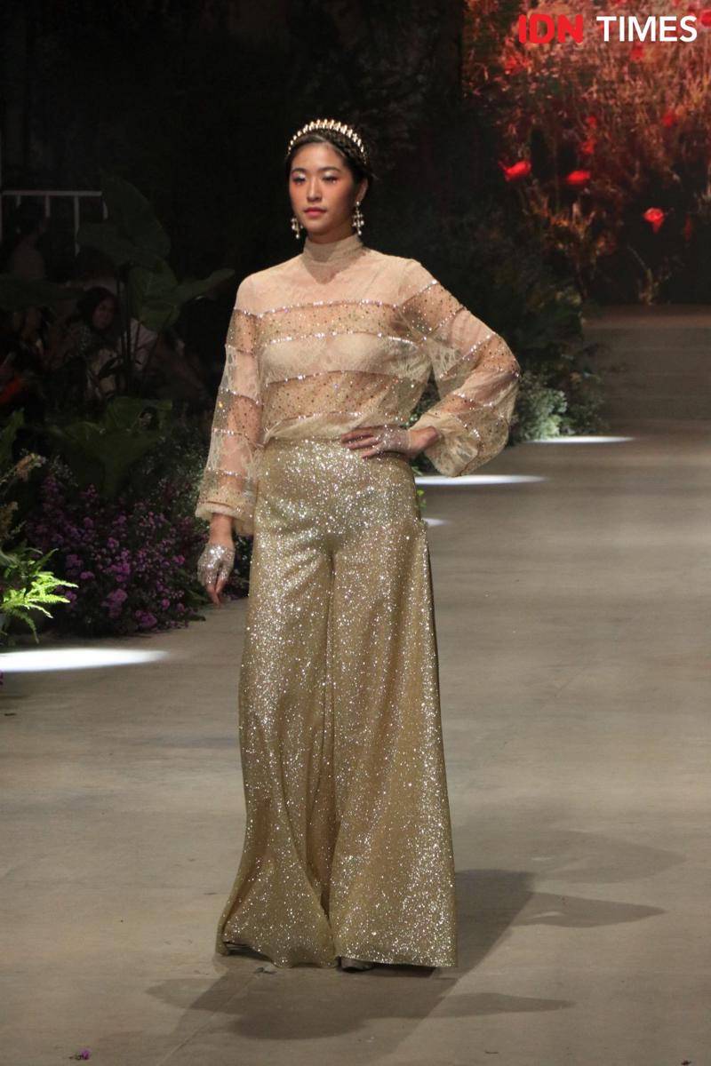 Byzanatium karya Ivan Gunawan dalam penutupan Fashion Rhapsody: Harmoni Bumi yang diselenggarakan di The Tribrata, Jakarta. 29 Februari 2020. IDN Times/Anjani Eka Lestari