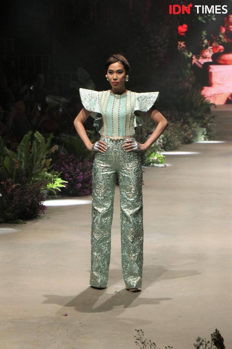 Byzanatium karya Ivan Gunawan dalam penutupan Fashion Rhapsody: Harmoni Bumi yang diselenggarakan di The Tribrata, Jakarta. 29 Februari 2020. IDN Times/Anjani Eka Lestari