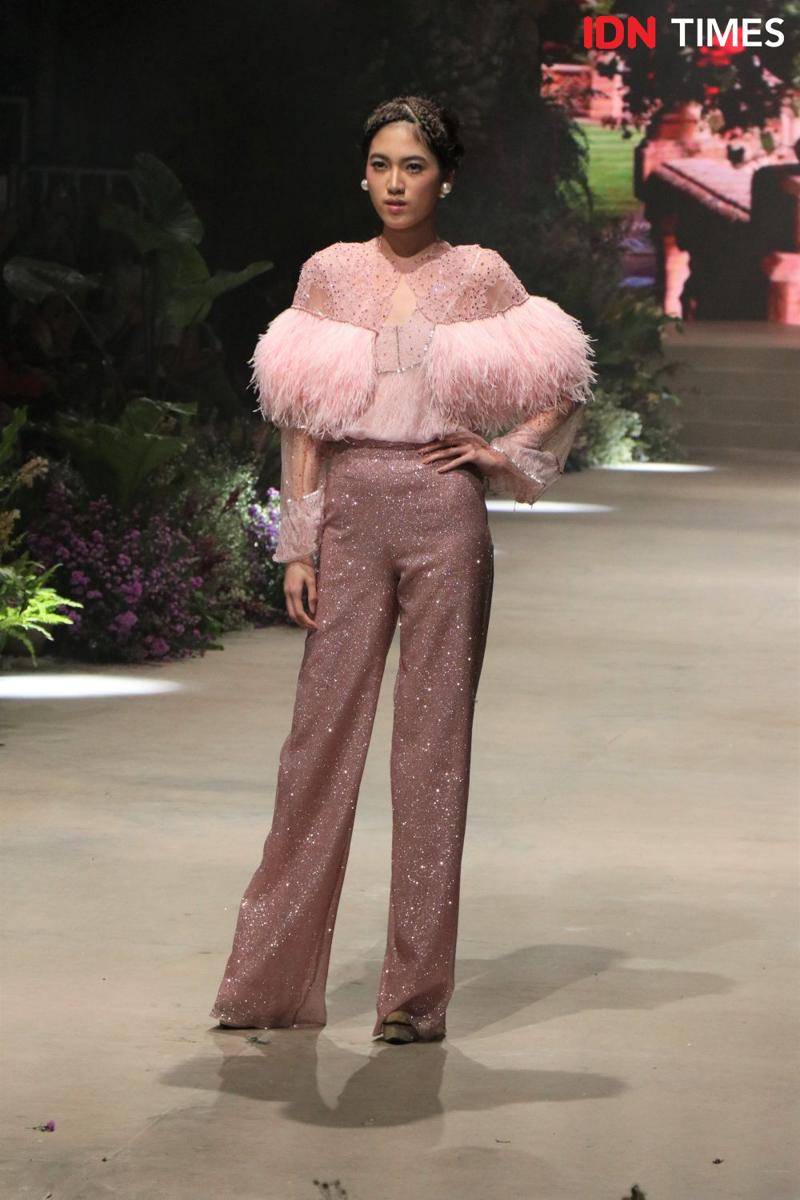 Byzanatium karya Ivan Gunawan dalam penutupan Fashion Rhapsody: Harmoni Bumi yang diselenggarakan di The Tribrata, Jakarta. 29 Februari 2020. IDN Times/Anjani Eka Lestari