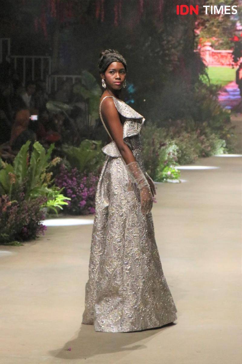 Byzanatium karya Ivan Gunawan dalam penutupan Fashion Rhapsody: Harmoni Bumi yang diselenggarakan di The Tribrata, Jakarta. 29 Februari 2020. IDN Times/Anjani Eka Lestari