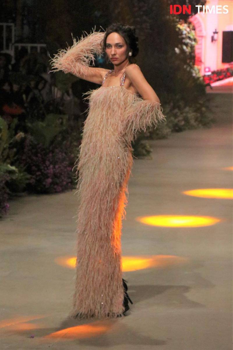 Byzanatium karya Ivan Gunawan dalam penutupan Fashion Rhapsody: Harmoni Bumi yang diselenggarakan di The Tribrata, Jakarta. 29 Februari 2020. IDN Times/Anjani Eka Lestari