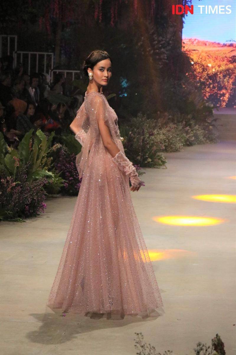 Byzanatium karya Ivan Gunawan dalam penutupan Fashion Rhapsody: Harmoni Bumi yang diselenggarakan di The Tribrata, Jakarta. 29 Februari 2020. IDN Times/Anjani Eka Lestari