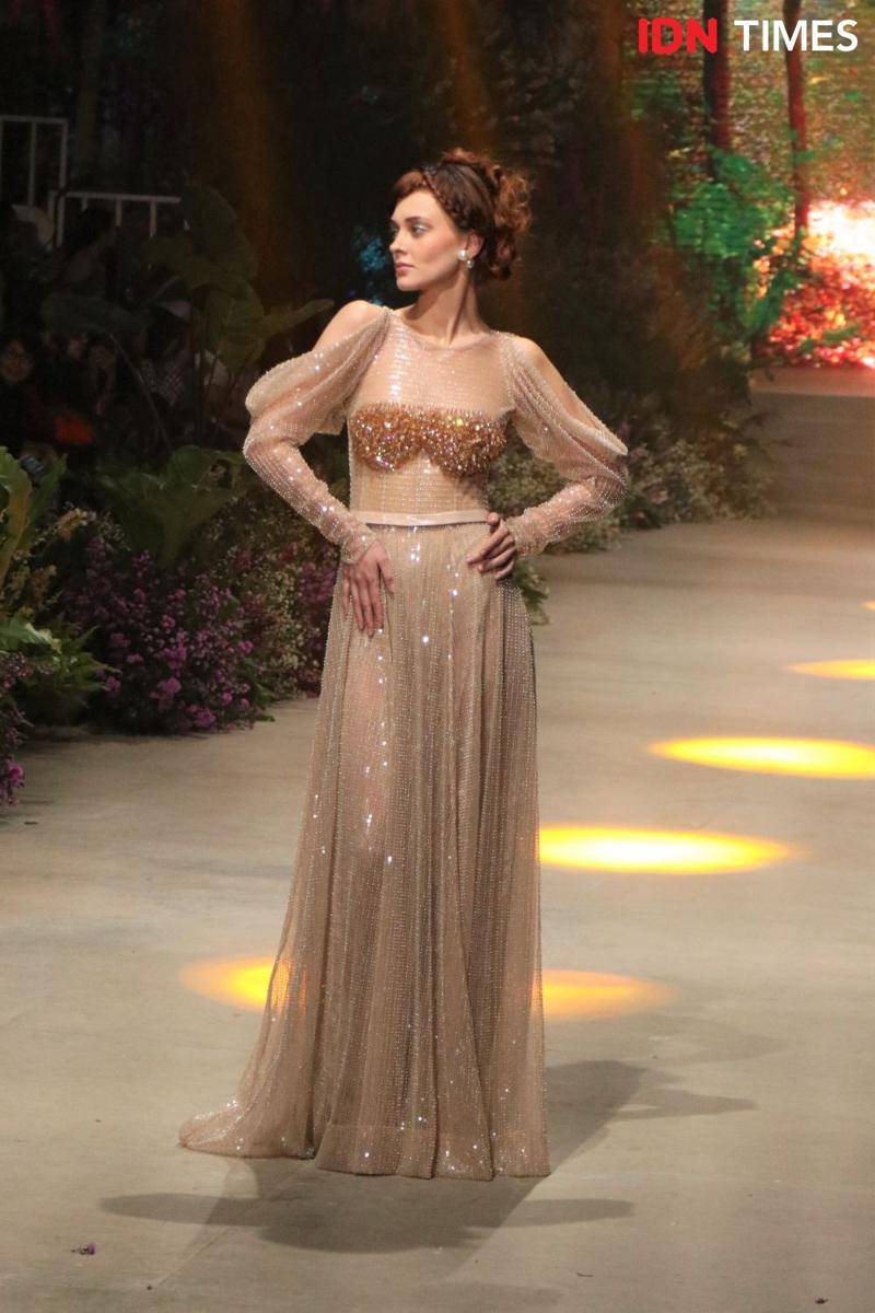 Byzanatium karya Ivan Gunawan dalam penutupan Fashion Rhapsody: Harmoni Bumi yang diselenggarakan di The Tribrata, Jakarta. 29 Februari 2020. IDN Times/Anjani Eka Lestari