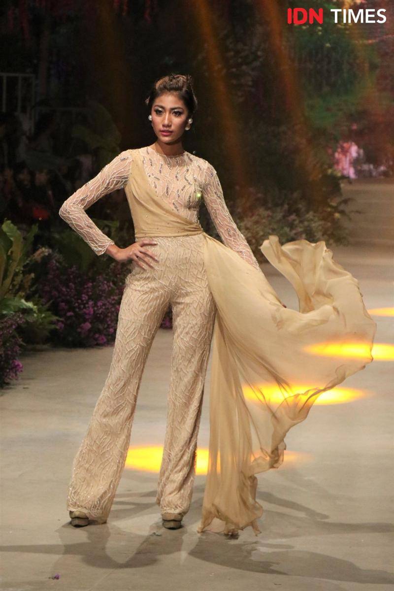 Byzanatium karya Ivan Gunawan dalam penutupan Fashion Rhapsody: Harmoni Bumi yang diselenggarakan di The Tribrata, Jakarta. 29 Februari 2020. IDN Times/Anjani Eka Lestari