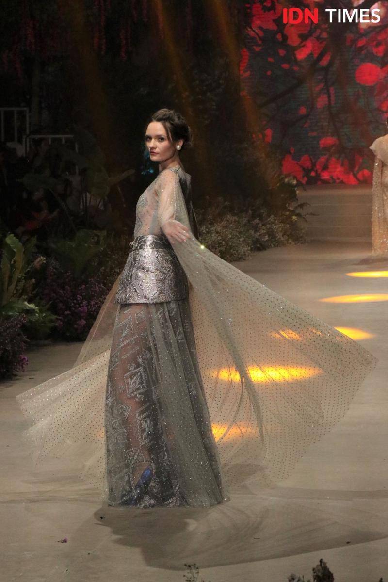 Byzanatium karya Ivan Gunawan dalam penutupan Fashion Rhapsody: Harmoni Bumi yang diselenggarakan di The Tribrata, Jakarta. 29 Februari 2020. IDN Times/Anjani Eka Lestari