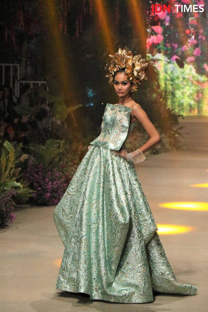 Byzanatium karya Ivan Gunawan dalam penutupan Fashion Rhapsody: Harmoni Bumi yang diselenggarakan di The Tribrata, Jakarta. 29 Februari 2020. IDN Times/Anjani Eka Lestari