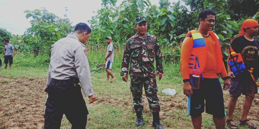 Petugas BPBD Bojonegoro dibantu TNI dan Polri saat mencari korban tenggelam. IDN Times/Dok. BPBD Bojonegoro