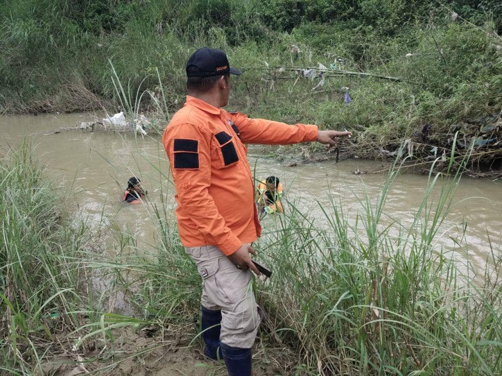Petugas BPBD Bojonegoro dibantu TNI dan Polri saat mencari korban tenggelam. IDN Times/Dok. BPBD Bojonegoro