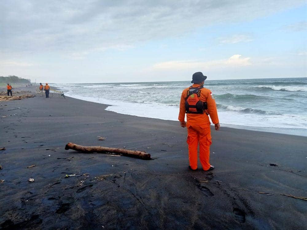 Proses pencarian korban tenggelam di Pantai Bugel oleh tim sar gabungan. IDN Times/Humas Kantor Basarnas Yogyakarta