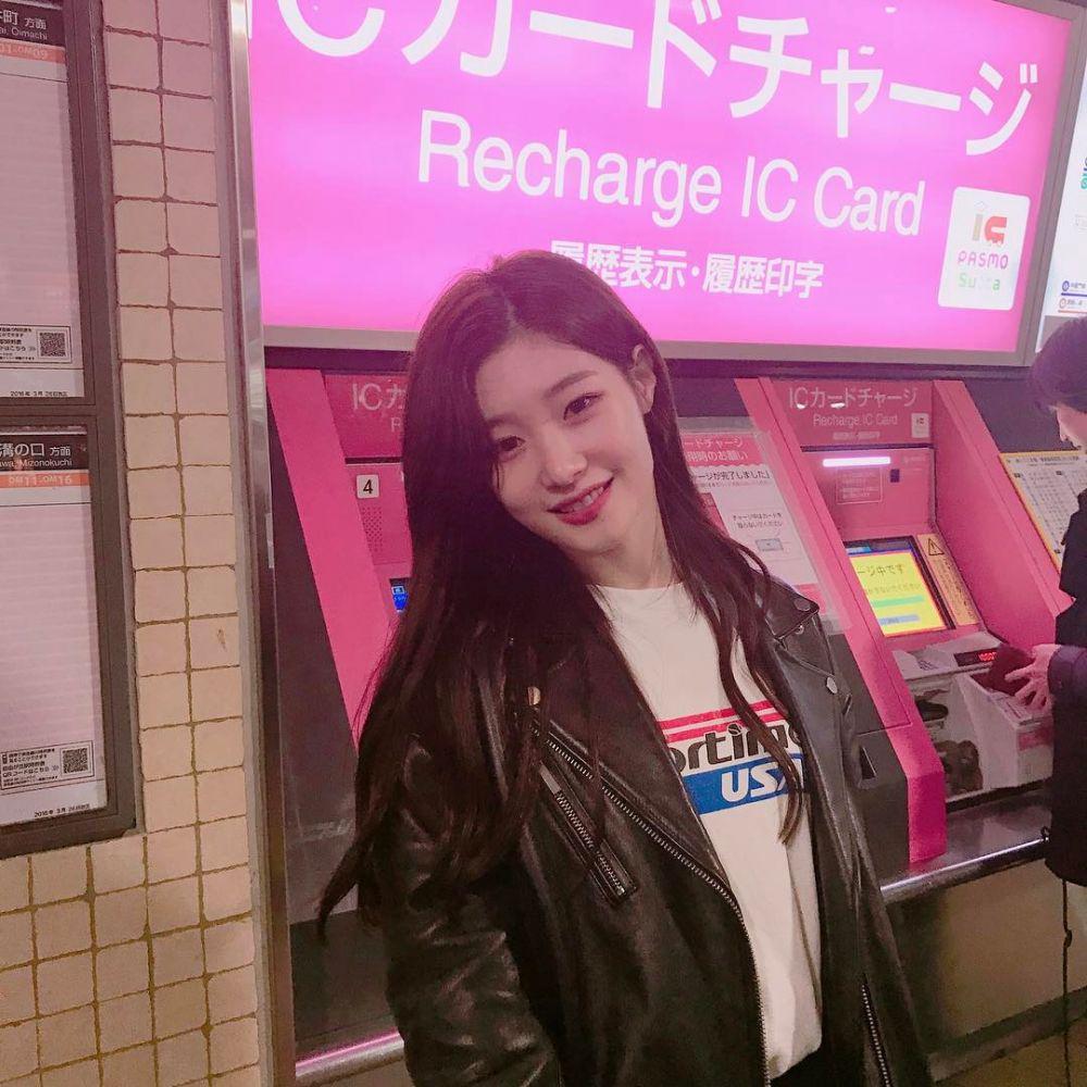 10 Potret Menawan Chaeyeon DIA dalam Balutan Busana Kasual