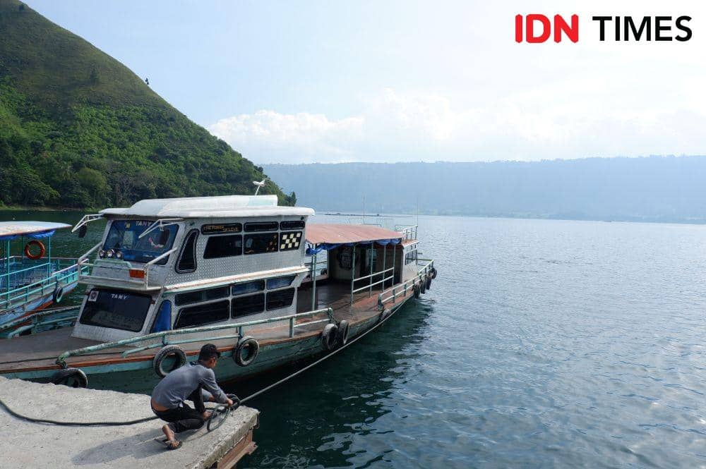 Seorang ABK mengikatkan kapal di Dermaga Sigapiton, Selasa (3/3) petang (IDN Times/Prayugo Utomo)