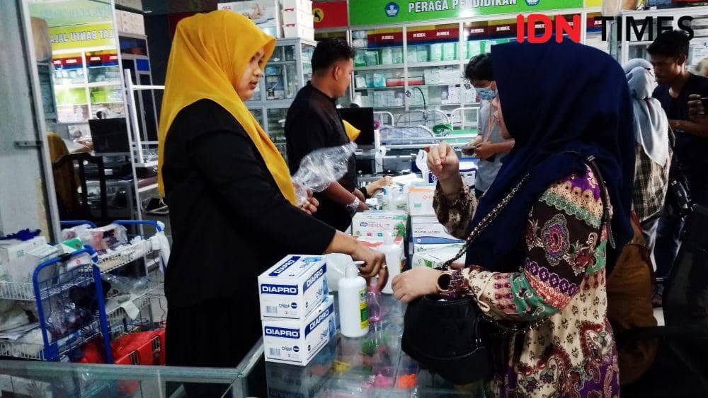 Pekerja tampak sedang menyusun peralatan medis termasuk masker di salah satu toko di Kota Banda Aceh (IDN Times/Saifullah)