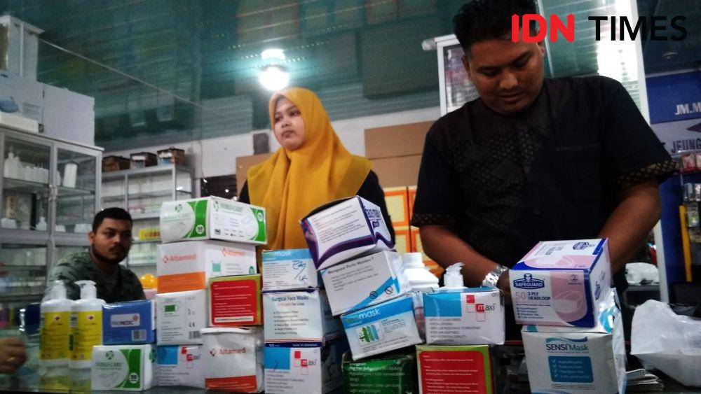 Pekerja tampak sedang menyusun peralatan medis termasuk masker di salah satu toko di Kota Banda Aceh (IDN Times/Saifullah)
