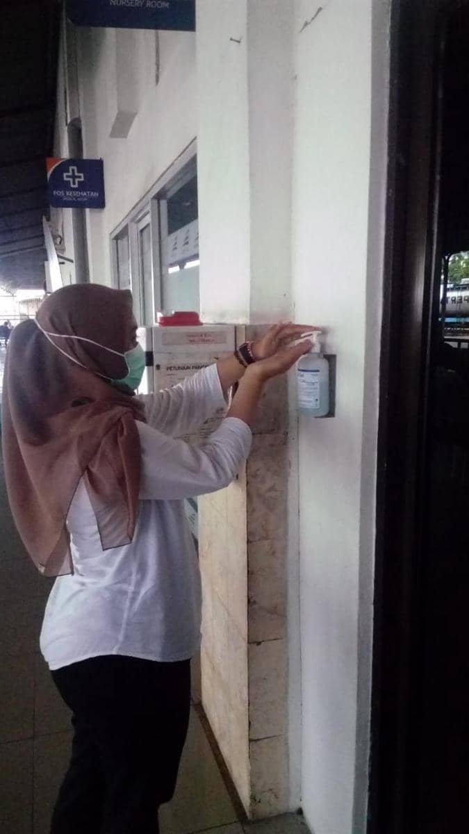 Calon penumpang memanfaatkan pembersih tangan yang disediakan di Stasiun Madiun. Dok. IDN Times/Istimewa