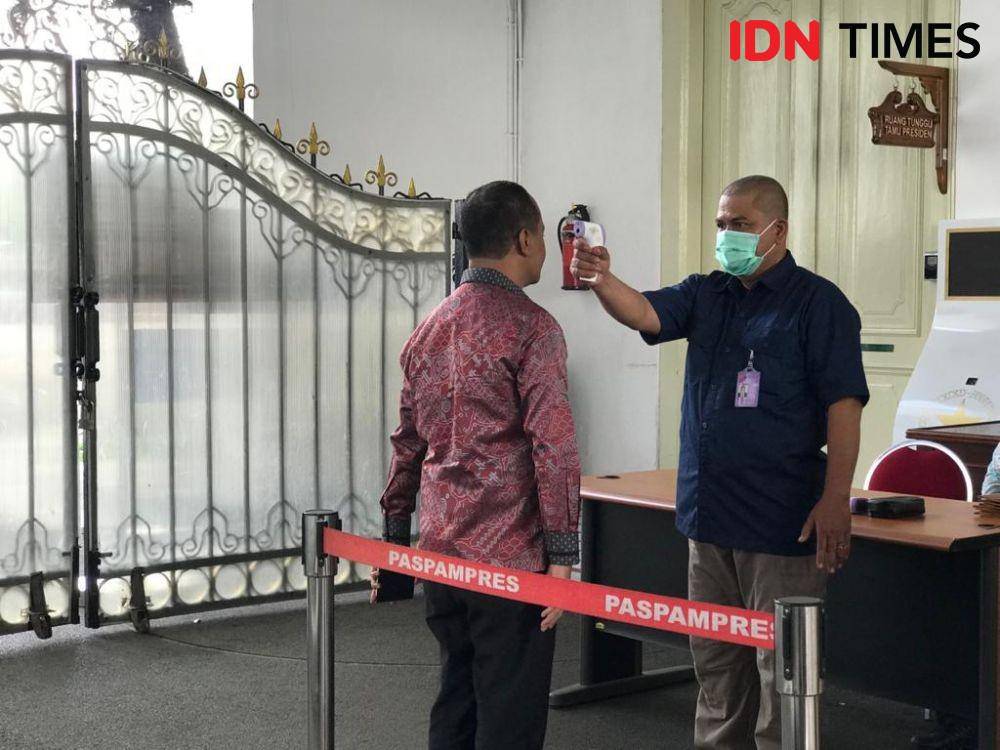 Kepala BKPM Bahlil Lahadalia dicek suhu sebelum memasuki Kompleks Istana Negara, Selasa 3 Maret 2020 (IDN Times/Teatrika Handiko Putri)