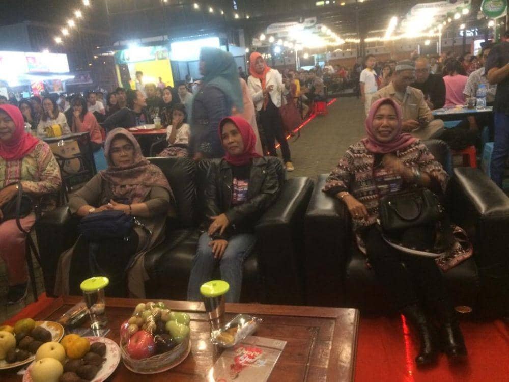 Istri Plt. Walikota Medan kanan nomor 2, memakai jaket dengan dalaman kaos dukungan Lyodra (IDN Times/Indah Permata Sari)