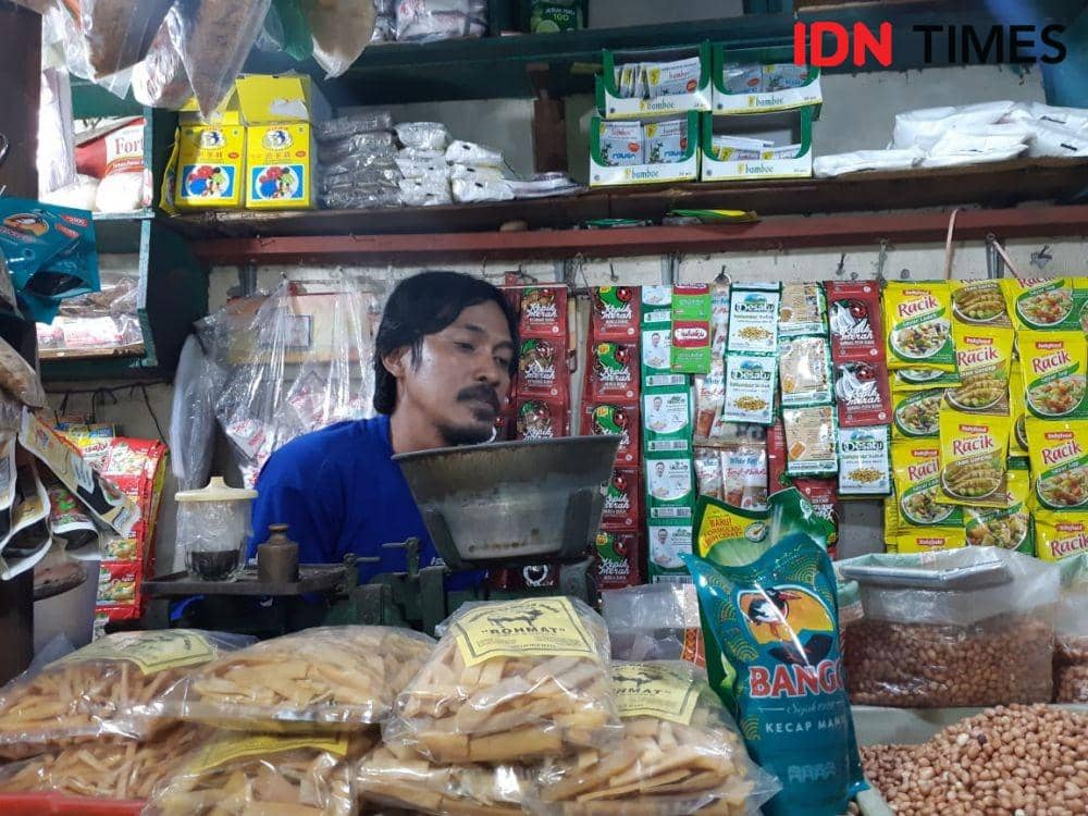Akbar (39), pedagang sembako di Pasar Wonokromo, Surabaya, Selasa (3/3). IDN Times/Ardiansyah Fajar