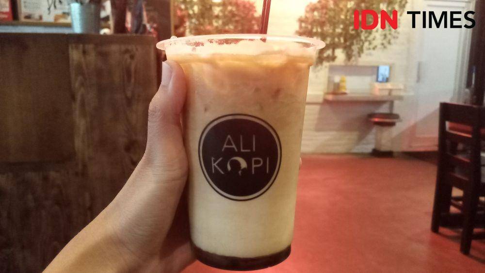 Menu Es Kopi Susu Bang di Ali Kopi Cafe & Roastery, Jakarta. IDN Times/Dhiya Awlia.A