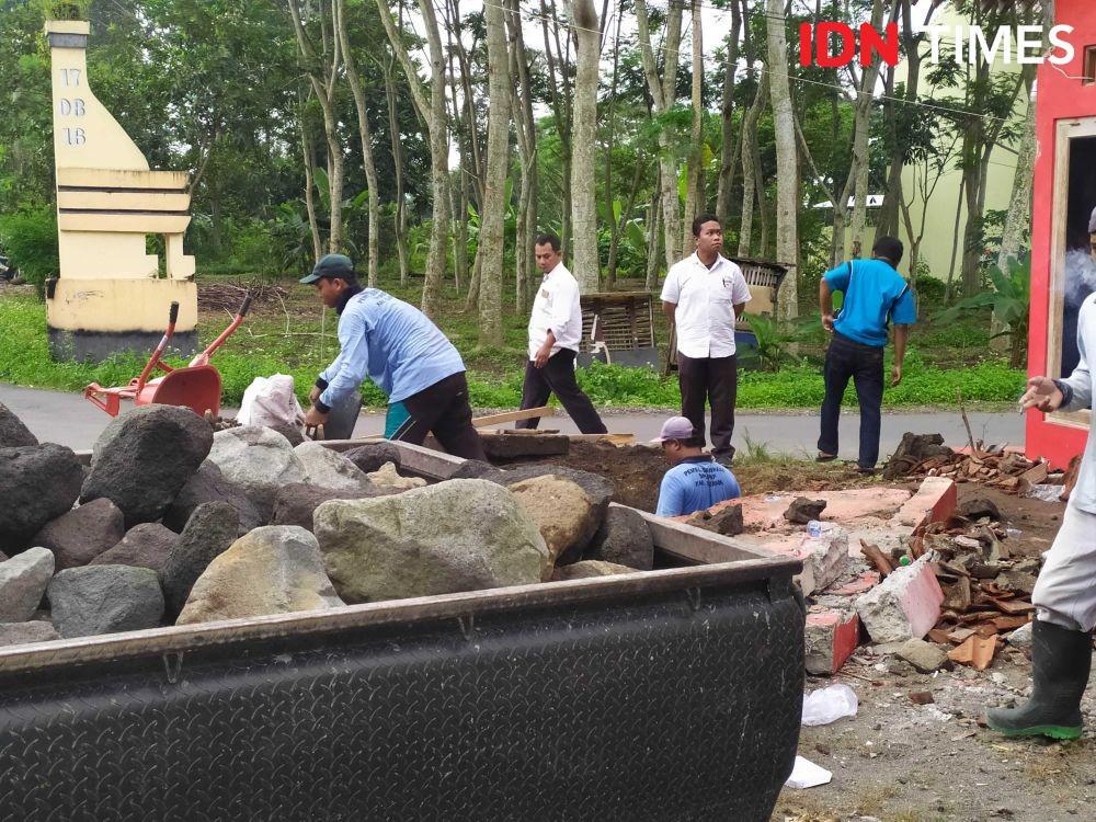 Drainase di Ngemplak Ambrol, Sebabkan Seorang Lansia Terluka