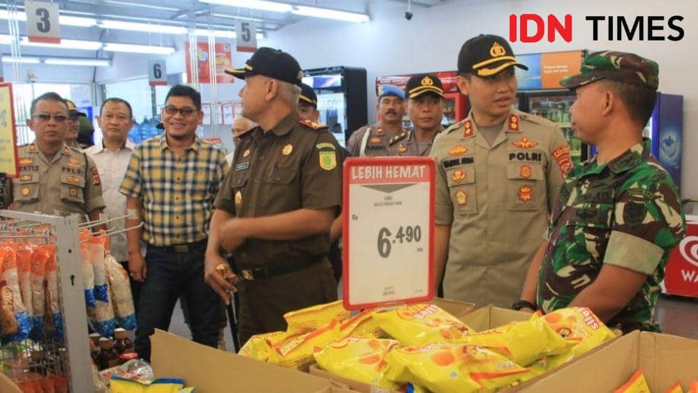 Forkopimda Kota Cirebon melakukan inspeksi mendadak di apotek dan minimarket akibat kelangkaan masker di Kota Cirebon. (IDN Times/Wildan Ibnu)
