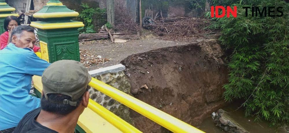 Talud yang ambrol mengancam rumah warga. IDN Times/Daruwaskita