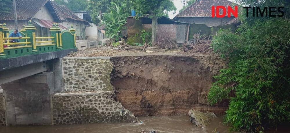 Talut di Jembatan Jarakan Bantul Ambrol, Rumah Warga Terancam Longsor