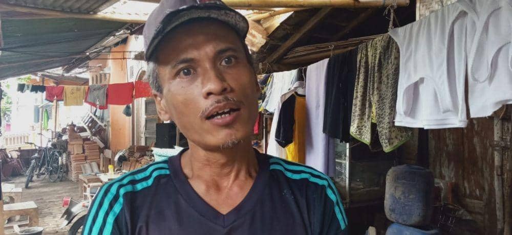 Wartono salah satu warga yang rumahnya terancam longsor jika talud tak segera diperbaiki. IDN Times/Daruwaskita