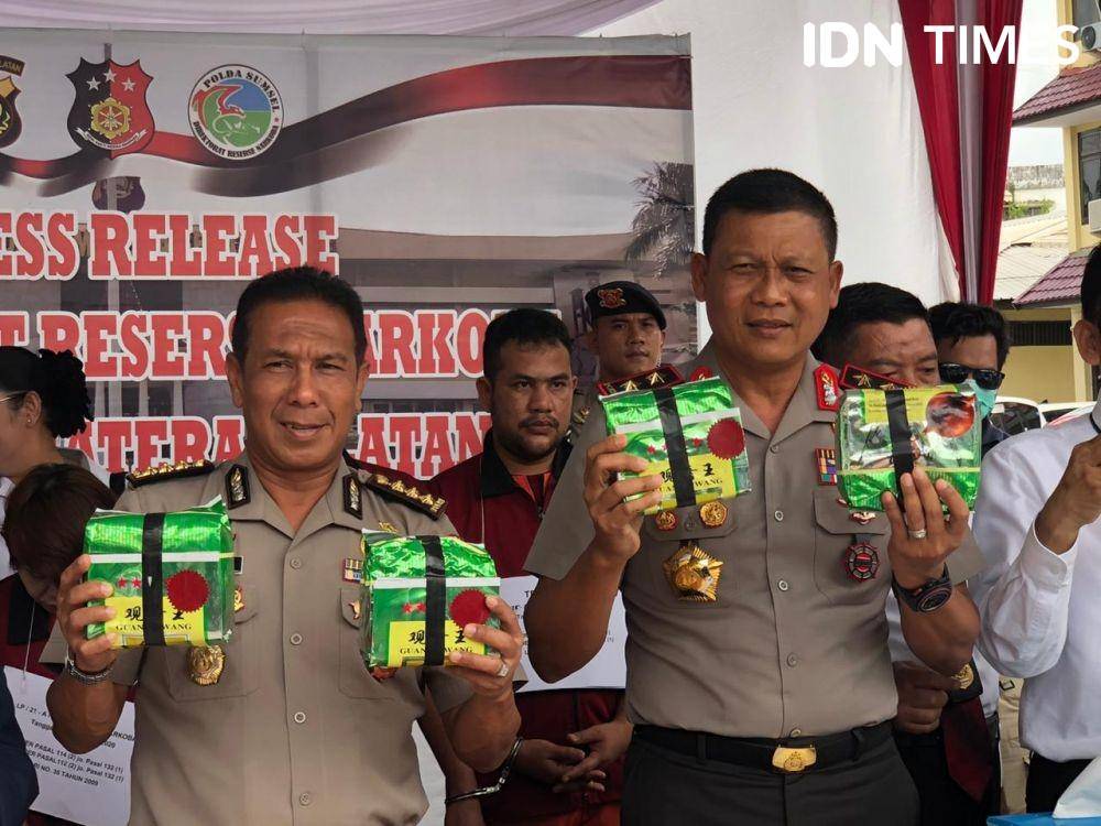 Kapolda Sumsel, Irjen Pol Priyo Widyanto menunjukan barbuk sabu (IDN Times/Rangga Erfizal)