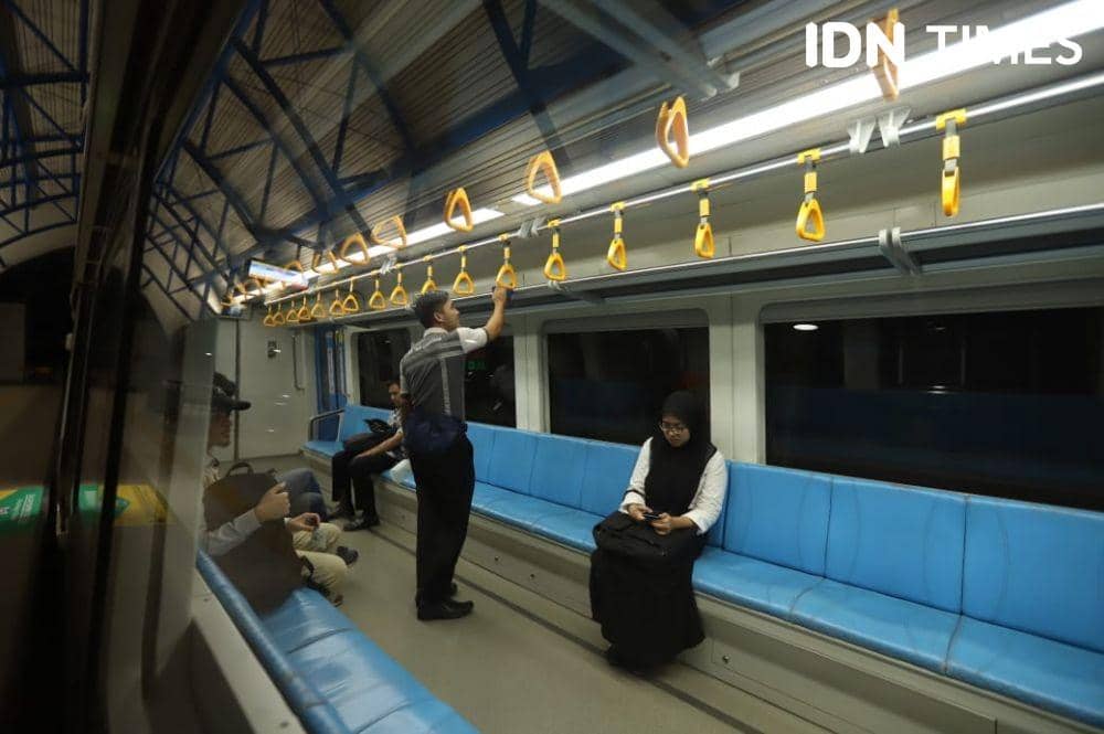 Pembersihan LRT dilakukan untuk antisipasi Corona (IDN Times/Rangga Erfizal)