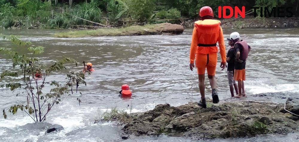 Pencarian korban tenggelam di sungai Opak. IDN Times/Daruwaskita