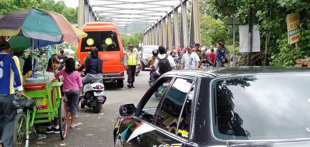 Proses pencarian korban tenggelam di sungai Opak jadi tontonan warga. IDN Times/Daruwaskita