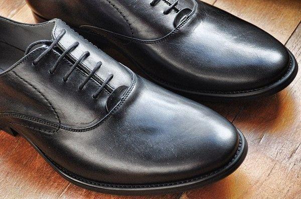 Sepatu Kulit Terasa Tak Nyaman Dipakai? Lakukan 9 Tips Mudah Ini