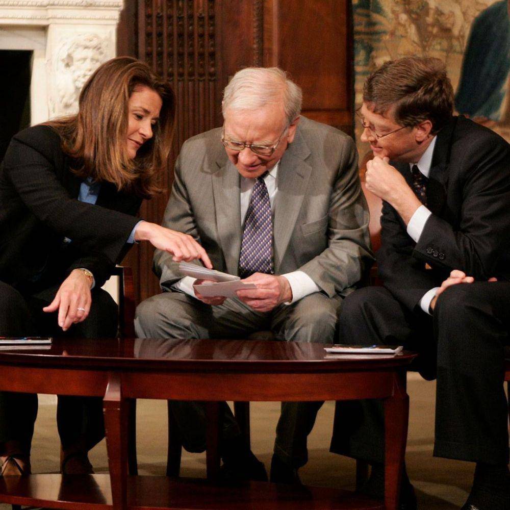 Bos Microsoft Bill Gates dan istrinya Melinda Gates sedang mengobrol dengan investor kaya Amerika Serikat Warren Buffet. instagram.com/thisisbillgates