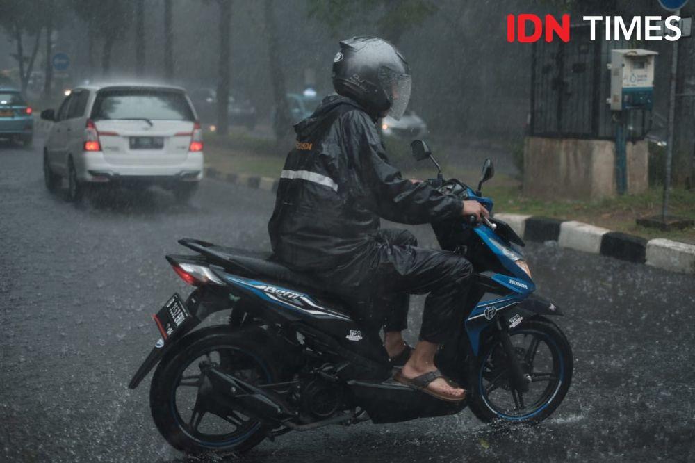 Cara Menyimpan Jas Hujan agar Gak Bau Apek dan Berjamur