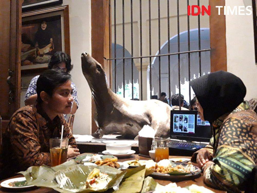Wali Kota Surabaya Tri Rismaharini saat bertemu dengan Gibran Rakabuming Raka di Solo, Rabu (4/3). IDN Times/Fitria Madia