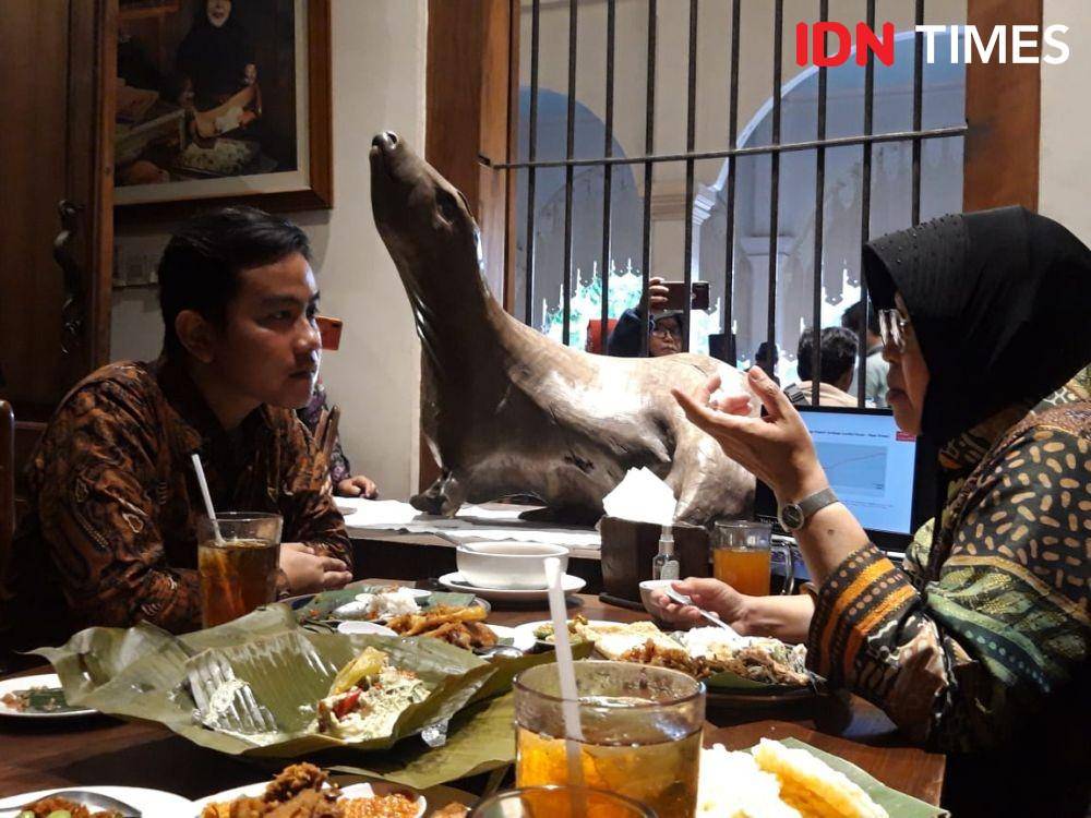 Wali Kota Surabaya Tri Rismaharini saat bertemu dengan Gibran Rakabuming Raka di Solo, Rabu (4/3). IDN Times/Fitria Madia