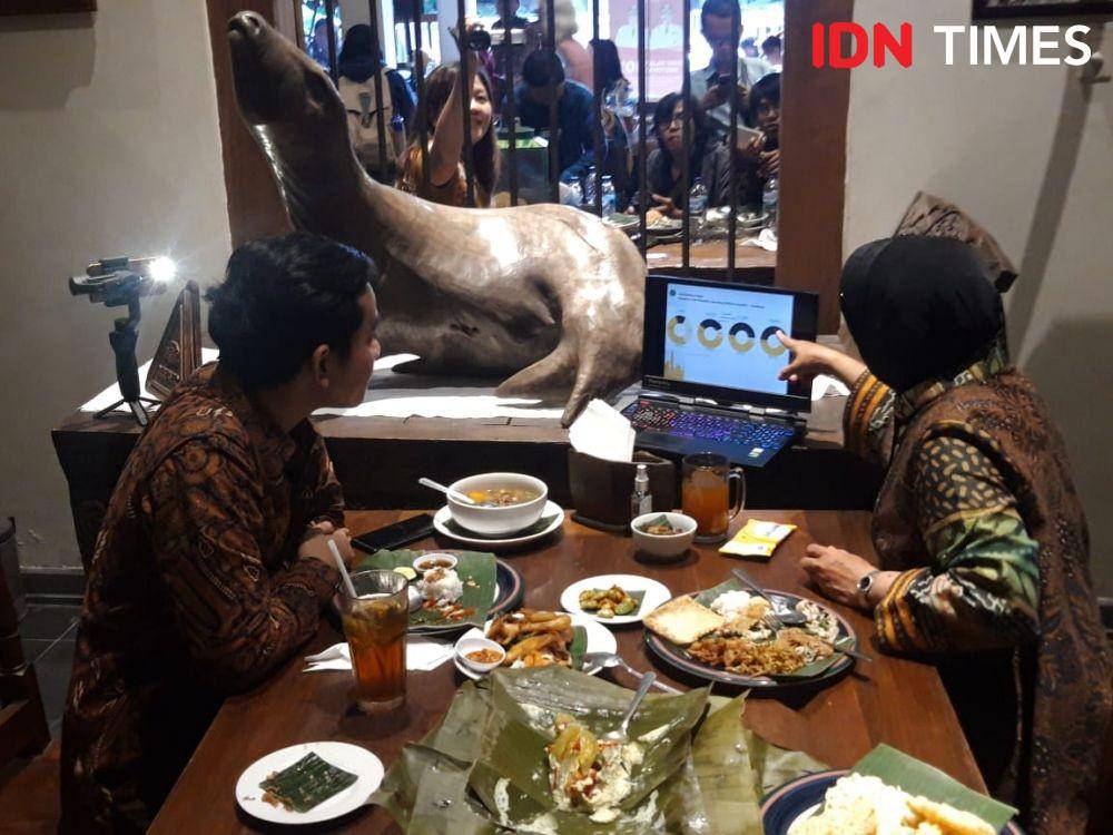 Wali Kota Surabaya Tri Rismaharini saat bertemu dengan Gibran Rakabuming Raka di Solo, Rabu (4/3). IDN Times/Fitria Madia