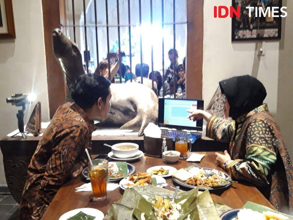 Wali Kota Surabaya Tri Rismaharini saat bertemu dengan Gibran Rakabuming Raka di Solo, Rabu (4/3). IDN Times/Fitria Madia