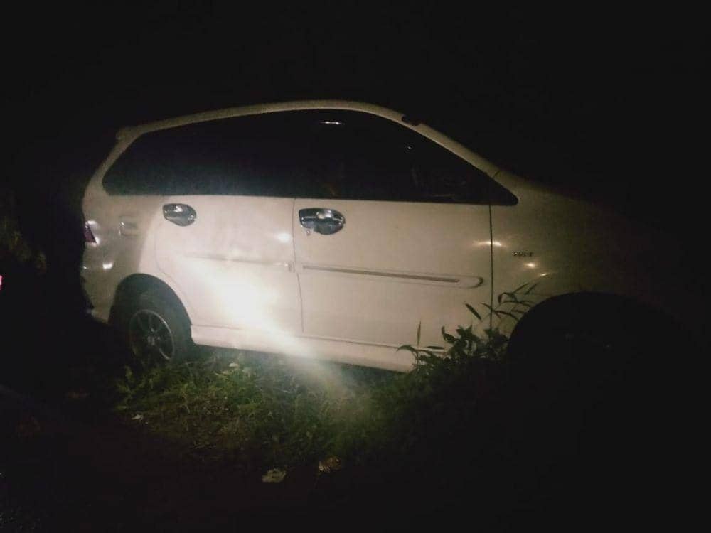 Mobil pelaku perampokan terperosot di parit (Dok.IDN Times/Istimewa)