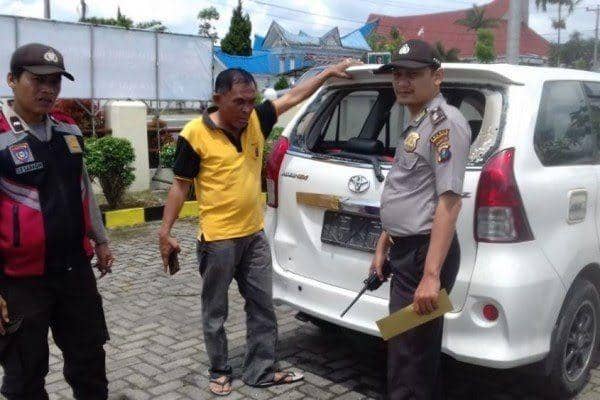 Polisi mengamankan mobil yang dikendarai para tersangka setelah terperosot di parit (Dol.IDN Times/Istimewa)