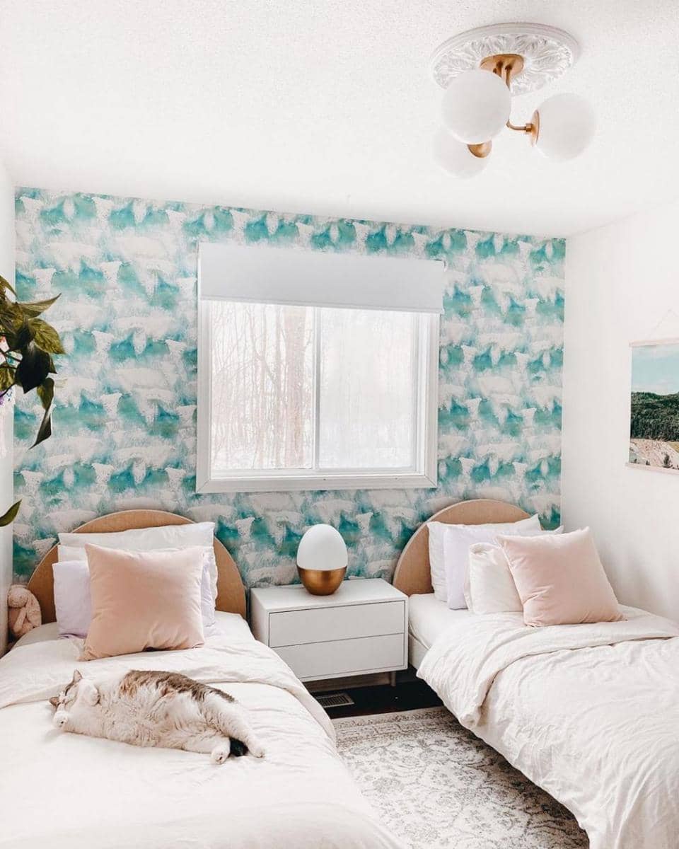 instagram.com/ashleyizsak