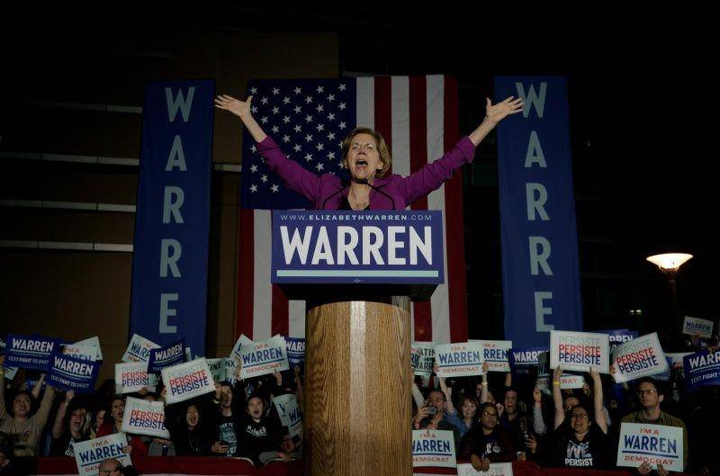 Bakal calon presiden Amerika Serikat 2020 Demokrat Senator Elizabeth Warren berbicara kepada pendukung di Monterey Park, California, Amerika Serikat, pada 2 Maret 2020. ANTARA FOTO/REUTERS/Kyle Grillot