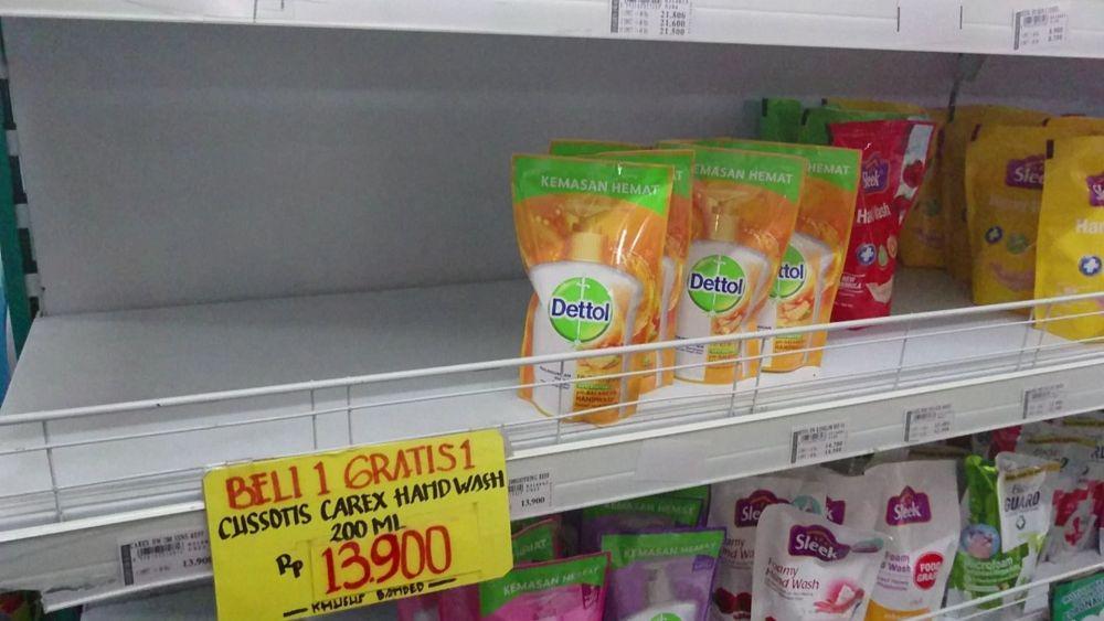 Rak hand sanitizer di swalayan kosong, IDN Times / Bramanta Pamungkas