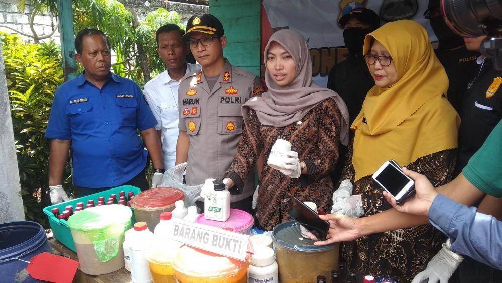Petugas Dinkes Lamongan menjelaskan bahan-bahan yang digunakan untuk membuat jamu tradisional ilegal. IDN Times/Imron