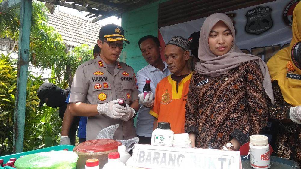 SD ditangkap polisi karena membuat jamu tradisional ilegal. IDN Times/Imron