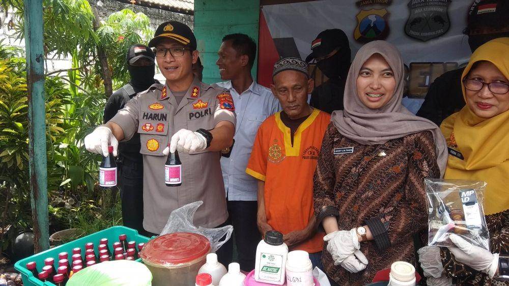 Kapolres Lamongan AKBP Harun menunjukkan jamu tradisional ilegal. IDN Times/Imron