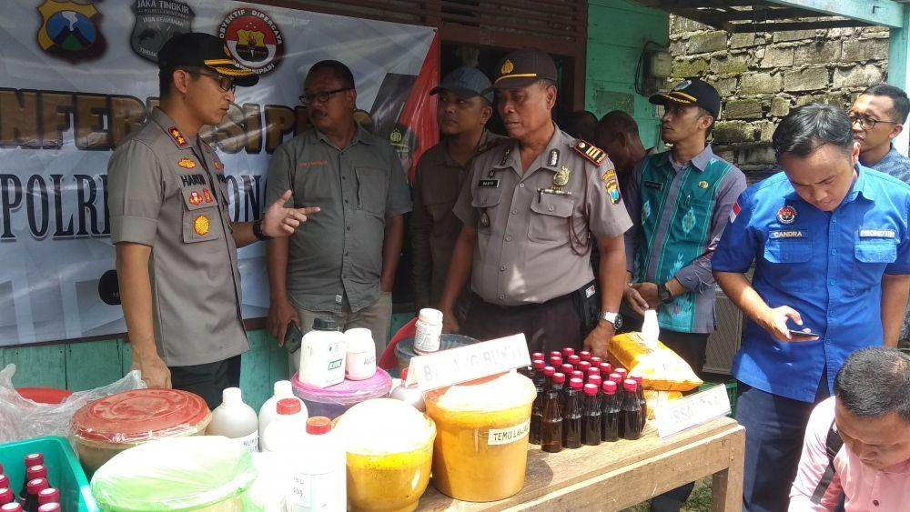 Bahan pembuatan jamu tradisional ilegal. IDN Times/Imron