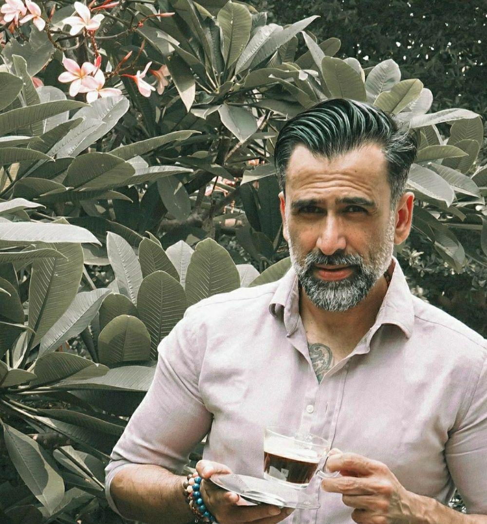 7 Artis Pria yang Tetap Menawan Meski Rambut Sudah Beruban