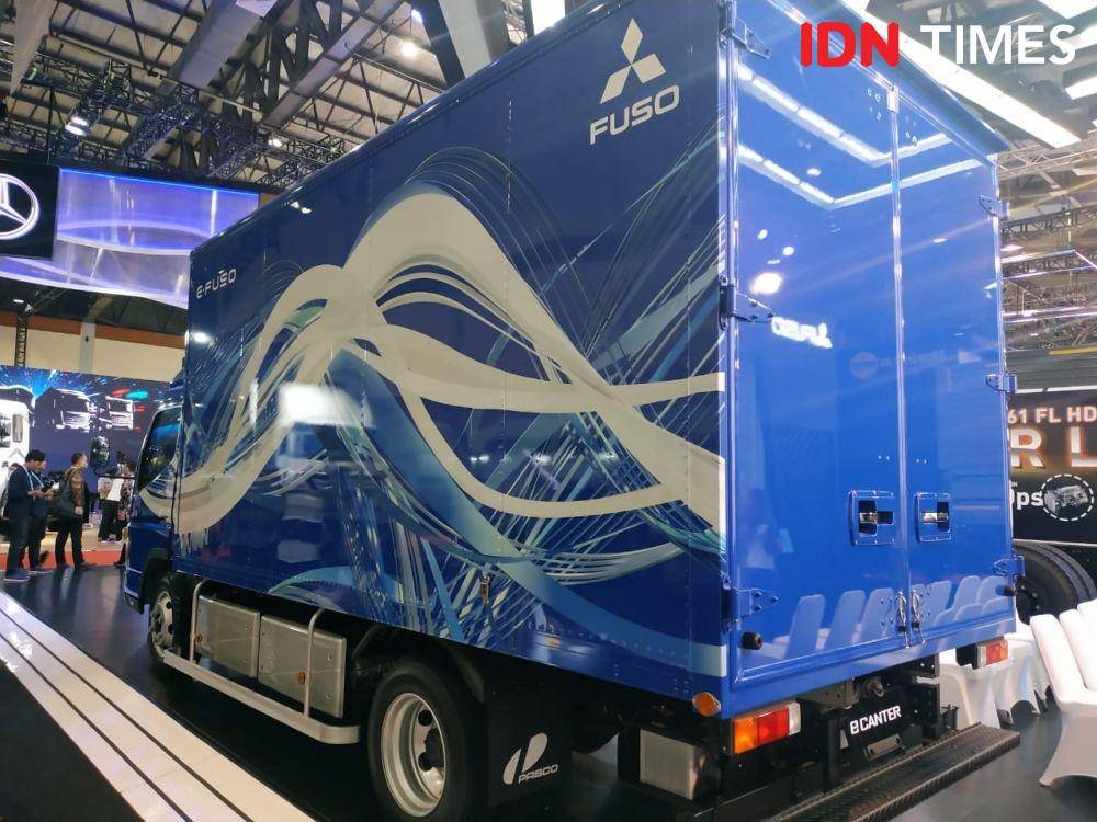 Truk listrik FUSO (IDN Times/Dwi Agustiar)
